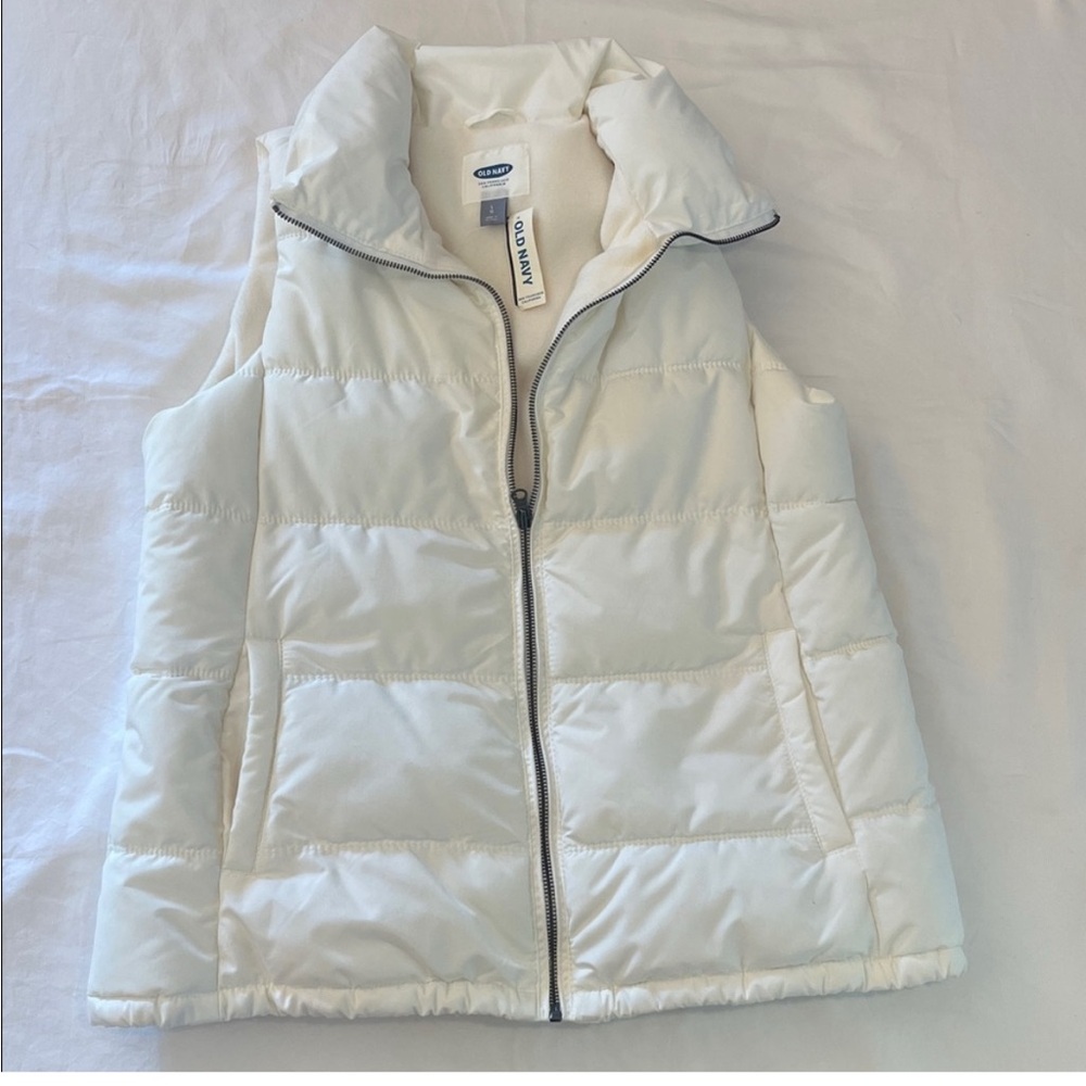 ⚜️ Old Navy White Puffer Vest